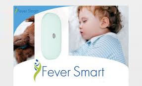 Thiết bị đo thân nhiệt Fever Smart nhỏ gọn, có thể dán trên tay trẻ con.