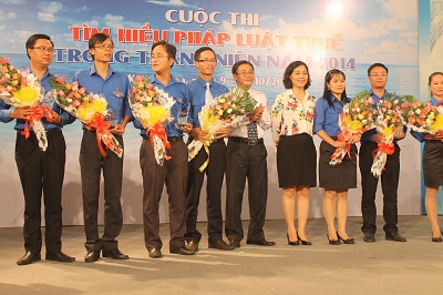 Ông Nguyễn Xuân Dũng – Cục trưởng Cục Thuế tỉnh tặng hoa cho 9 đơn vị.