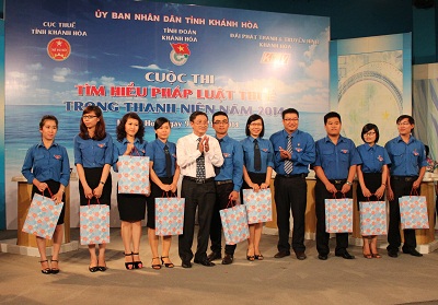 Đại diện Ban Tổ chức tặng quà lưu niệm cho 3 đội dự thi bảng B. 