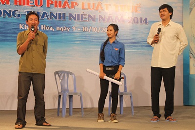 Phần thi chào hỏi của Huyện đoàn Vạn Ninh.