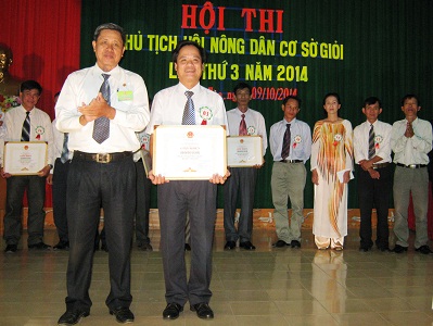 Lãnh đạo Hội Nông dân tỉnh trao giấy khen cho thí sinh đạt giải nhất.