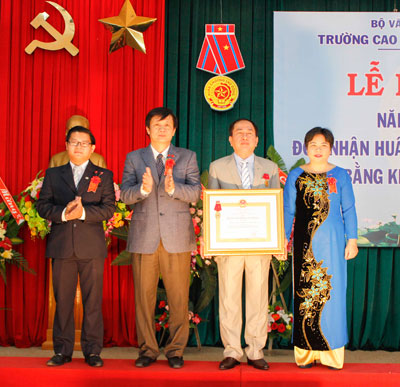 Đồng chí Trần Sơn Hải trao Huân chương Lao động hạng Ba cho nhà trường.