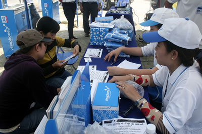 "Hòa mạng trả sau, dùng lâu tặng máy"