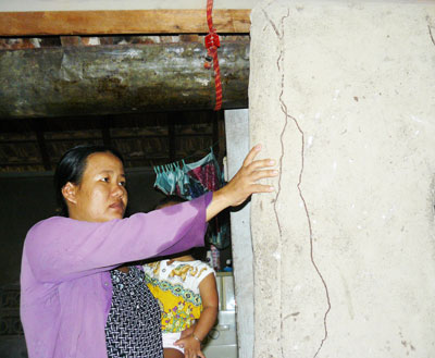 Tường nhà của chị Nguyễn Thị Hồng Xuyên rạn nứt và không còn kết dính với phần mái bên trên.