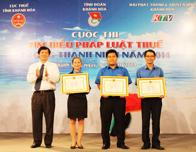 Đồng chí Trần Sơn Hải trao bằng khen cho 3 đội đoạt giải nhất, nhì, ba.