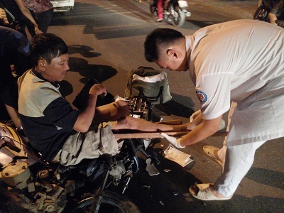 Xe máy tông nhau, 2 người gãy chân