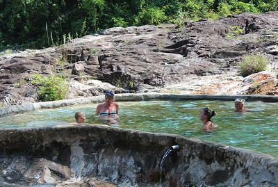 Ngâm khoáng nóng tại thác Hocho, một trải nghiệm mới thú vị cho du khách.