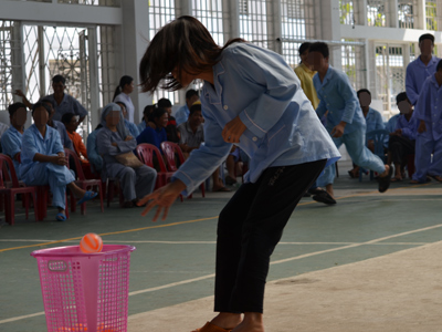 Một bệnh nhân tham gia trò chơi ném bóng vào rổ.