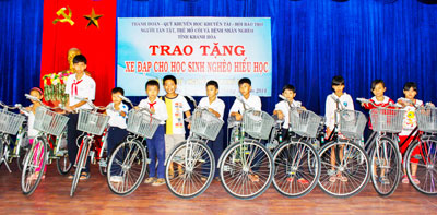 Tặng xe đạp cho 12 học sinh nghèo hiếu học
