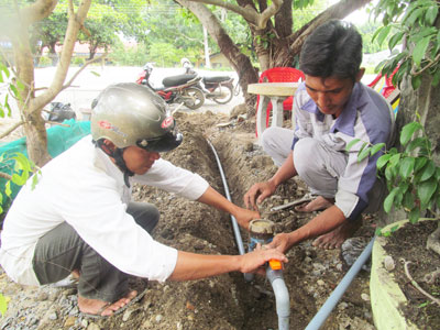 Thi công tuyến ống tại địa bàn xã Ninh Ích.