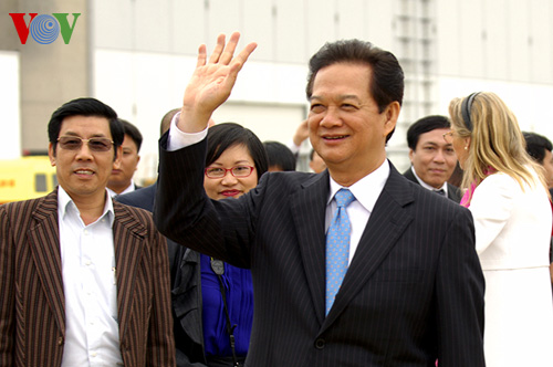 Thủ tướng Nguyễn Tấn Dũng và đoàn đại biểu cấp cao Việt Nam đến sân bay Brumil Brussels bắt đầu chuyến thăm chính thức Vương quốc Bỉ