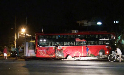 Hiện trường vụ ô tô đâm vào nhà dân.