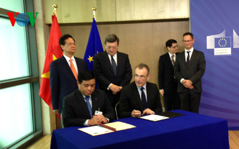 Hai nhà lãnh đạo chứng kiến lễ ký EU hỗ trợ 400 triệu Euro cho Việt Nam