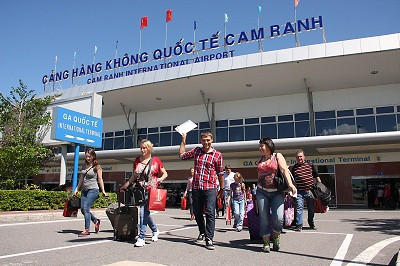 Hành khách bước ra khỏi Cảng hàng không quốc tế Cam Ranh.