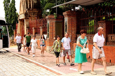 Du khách Nga đi tham quan khu di tích Tháp bà Ponagar. 