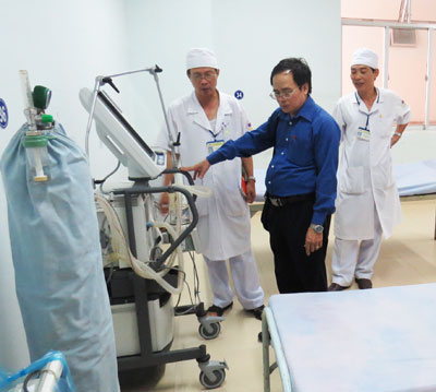 Kiểm tra trang thiết bị y tế tại phòng cách ly tạm thời của Bệnh viện Đa khoa khu vực Cam Ranh.