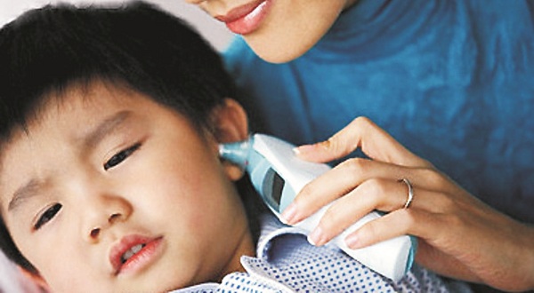 Chăm sóc trẻ sốt đúng cách tại nhà