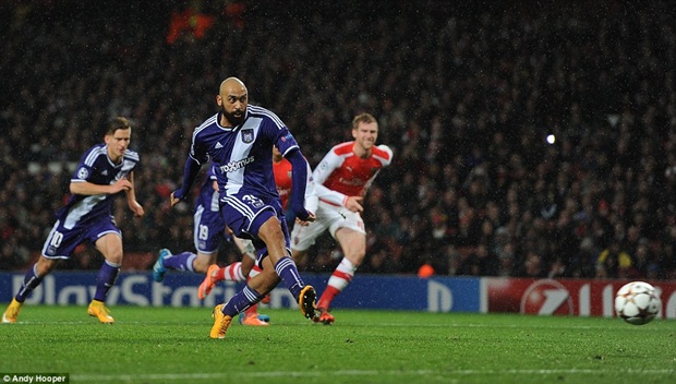Anthony Vanden Borre mở đầu cuộc lội ngược dòng của Anderlecht.