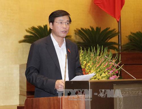 Chủ nhiệm Văn phòng Quốc hội Nguyễn Hạnh Phúc trình bày Tờ trình về dự án Luật Bầu cử đại biểu Quốc hội và đại biểu Hội đồng nhân dân. (Ảnh: Phương Hoa - TTXVN)