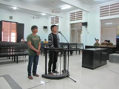 Từ trái qua, các bị cáo Lẹ, Sinh