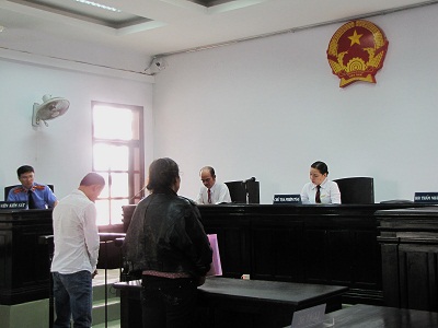 Chém người vì đổ nước bẩn trước cửa quán nhà mình