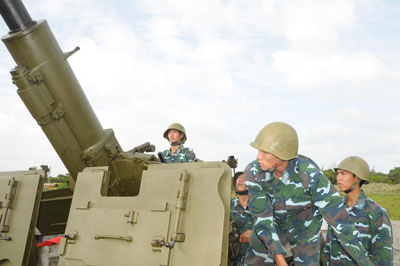 Cán bộ, chiến sĩ Trung đoàn 591 luyện tập các phương án tác chiến.