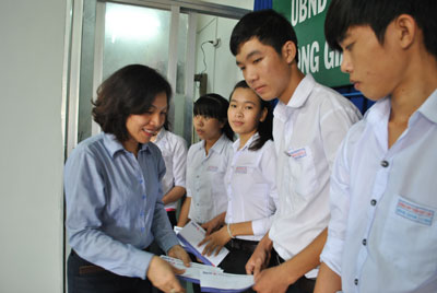 Lãnh đạo BIDV Chi nhánh Khánh Hòa trao học bổng và quà tặng.