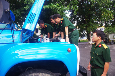 Nghiệm thu 10 ô tô sẵn sàng chiến đấu