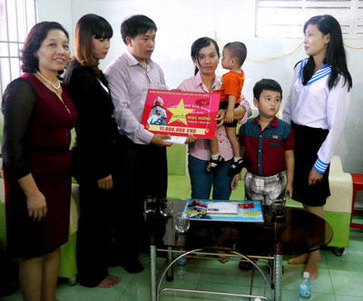 Trao 61 triệu đồng giúp gia đình chiến sĩ Trường Sa