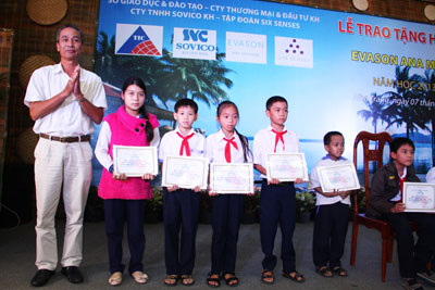 Trao 160 suất học bổng cho học sinh