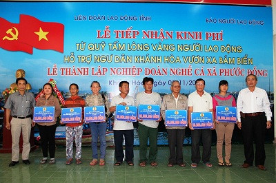 Đại diện Liên đoàn Lao động TP. Nha Trang trao học bổng cho gia đình con ngư dân học giỏi.