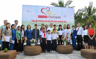 Các đại biểu chụp ảnh lưu niệm cùng các em được phẫu thuật tim.