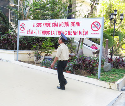 Lực lượng bảo vệ của Bệnh viện Đa khoa tỉnh thường xuyên đi kiểm tra, nhắc nhở người hút thuốc lá trong khuôn viên đơn vị.