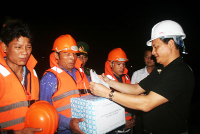 Tàu chìm do đâm va trên biển: 8 thuyền viên mất tích