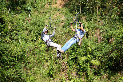 Trò chơi đu dây Zipline tại Khu du lịch sinh thái Nhân Tâm. 