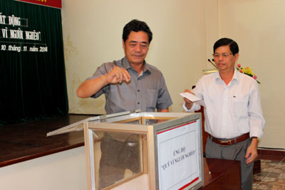 Ông Lê Thanh Quang cùng đại diện các cơ quan Đảng ủng hộ “Quỹ Vì người nghèo”.