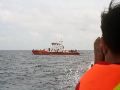 Tàu SAR 27-01 đang tìm kiếm ở khu vực phía Đông đảo yến Hòn Nội và Hòn Ngoại.