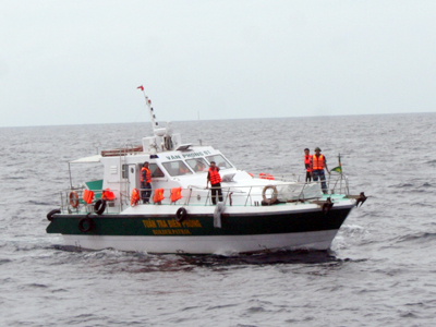 Tàu của Hải đội 2, Bộ đội Biên Phòng Khánh Hòa tham gia tìm kiếm.
