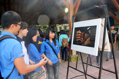 Sinh viên Trường Đại học Nha Trang thích thú với những bức ảnh của triển lãm ảnh Di sản Việt Nam.