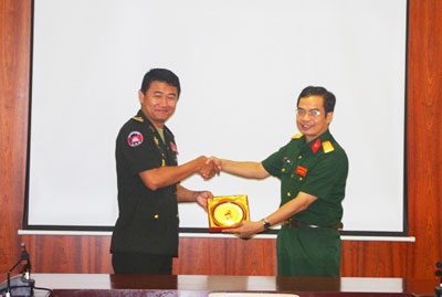 Lãnh đạo trường tặng quà lưu niệm cho Thiếu tá Theam Virak.