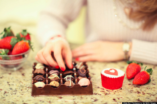 Để từng miếng chocolate tan chảy chậm chạp trong miệng và cảm nhận hương vị lắng đọng có thể giúp giảm căng thẳng. Ảnh: Huffington Post.