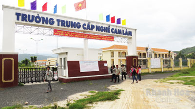 Trường Trung cấp Nghề Cam Lâm được đầu tư xây mới nhưng công tác tuyển sinh vẫn gặp khó khăn.