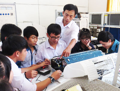 Thực hành sửa máy lạnh tại Trường Trung cấp Nghề Diên Khánh.
