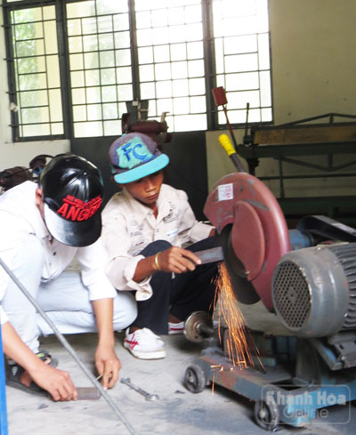 Thực hành sửa máy lạnh tại Trường Trung cấp Nghề Diên Khánh.