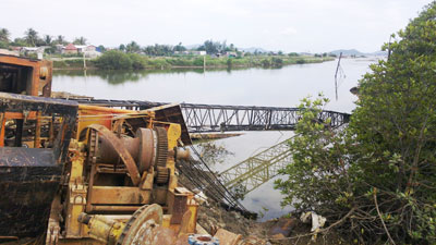 Đổ cần cẩu, hàng ngàn hộ dân mất điện