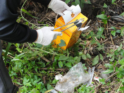 Thu gom bơm kim tiêm của người nghiện ở vùng thôn quê huyện Diên Khánh.