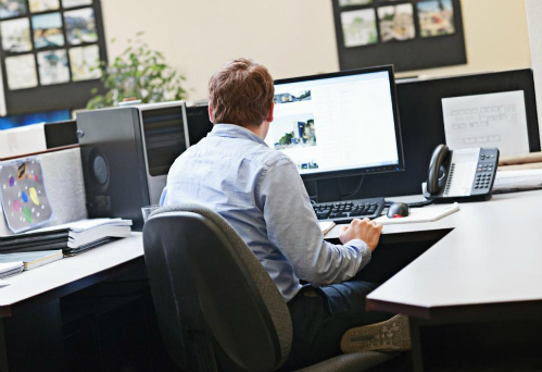 Cảnh báo nguy cơ cận thị của giới văn phòng