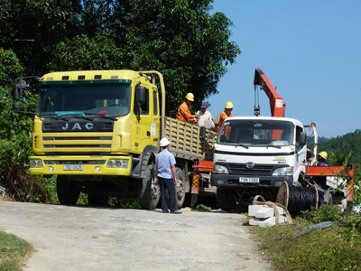 Thi công lưới điện tại huyện Cam Lâm.