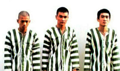 Các đối tượng (từ trái qua): Phan Ngọc Hùng, Lê Văn Linh và Nguyễn Hữu Chí tại Trại tạm giam Công an tỉnh.