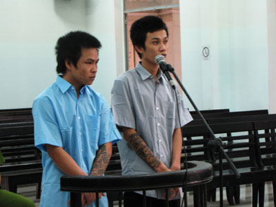 Bị cáo Nguyễn Văn Triển (phải) và Võ Minh Tâm. 